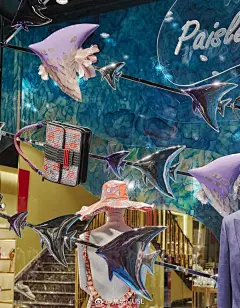 #陈列设计# #空间艺术# #商业设计#
【橱窗设计】盛夏海洋
Etro 2019 米兰春夏橱窗 ​​​​