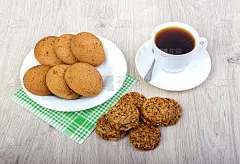 咖啡杯和饼干