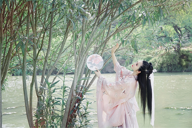 春料峭，庭院深。池鱼吹皱，数缕瘗花碧水。...