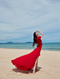 #明星美图# 刘诗诗在碧海蓝天下，光脚穿着曳地红裙，在沙滩上迎着阳光，鲜艳而夺目，踮起的脚尖仿佛要起舞，好美的画面~ ​​​​