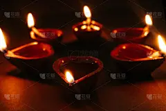 木质背景上的排灯节灯