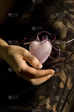 紫心勋章,垂直画幅,形状,连衣裙,蝴蝶结,轻的,手,玻璃,拿着