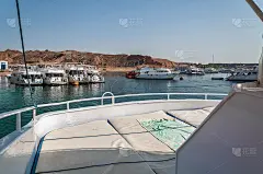 西奈山和埃及风景如画的红海。红海上的乘船旅行