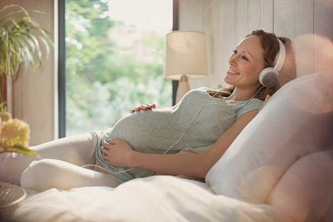 Smiling pregnant wom...