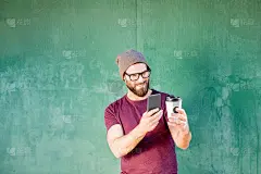 绿色背景上是喝咖啡的男人