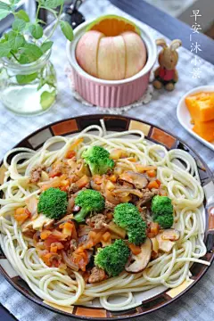 做法：意面75g，沸水里加盐和油。放意面煮熟10-12分钟我喜欢全熟的。食材准备：胡萝卜小段，洋葱半个，西兰花几朵，肉糜，土豆半个，西红柿半个。除了肉其它都切成丁。蘑菇一颗切片。蔬菜都选小的。肉糜加料酒生抽糖盐腌制一会。热锅先炒肉变白后加各种蔬菜翻炒后加水加番茄酱，看个人口味调好味道收汁