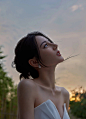 组图：迪丽热巴身穿抹胸流光长裙拍大片 秀玲珑身姿超美 : 6月15日，迪丽热巴身穿一袭珍珠白软缎流光长裙拍写真大片，她搭配优雅气质盘发，秀玲珑身姿，超美。