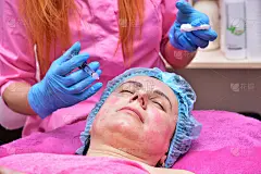 美容师做美容注射。抗老化面部皮肤护理，抗皱，松弛肌肤。