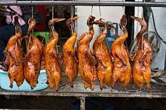 泰国曼谷一家中餐馆外挂着烤鸭。