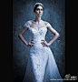 来自迪拜的Drama派高级定制婚纱Michael Cinco，浮夸华丽的魔幻风格，夸张的裙摆和精雕细琢的背部装饰，让人惊艳