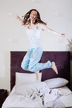 床,幸福,青年女人,垂直画幅,美,美人,床垫,家庭生活,早晨