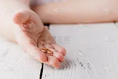 男人签署离婚判决书和摘下结婚戒指，复制空间，模糊的背景