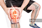 数字生成的图像，男人抱着疼痛的膝盖对白色的背景图片素材