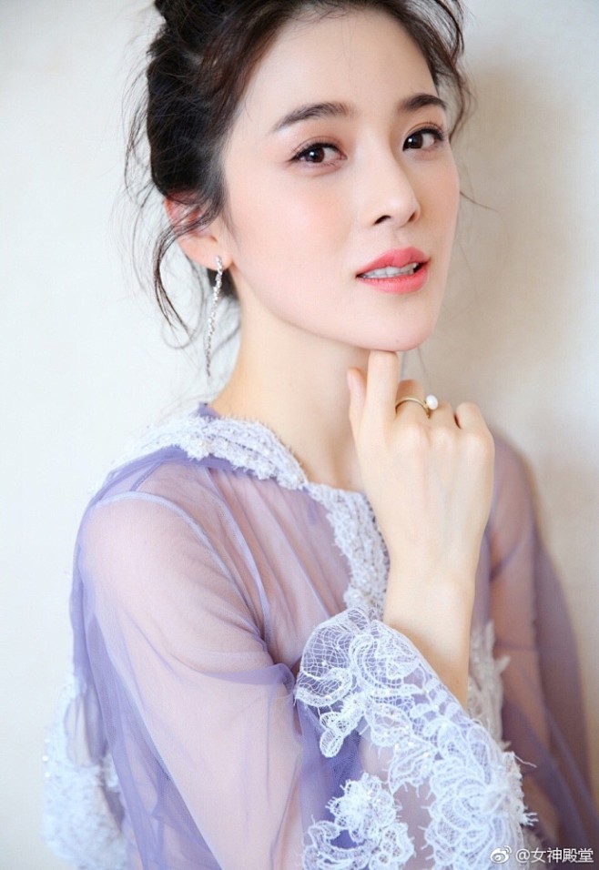 赵韩樱子礼服大片两种不同色彩的礼服一个清新一个性