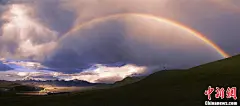 镜头里的天堂——四川甘孜州[组图]【图为甘孜州风光——圣地彩虹。】他们洒下汗水，收获张张佳作，于是有了摄影天堂的美名。这里就是“康定情歌的故乡，格萨尔的故里……”美丽的四川甘孜藏区。当你端着相机，走进这片土地，就会被这里的山水人文所陶醉，飞逝的是时间，飞闪的是快门，于是出现了来自世界各地摄影家忙碌的身影。