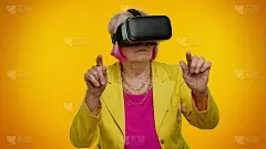 高级女性使用虚拟现实VR应用头戴头盔玩仿真3D视频游戏，绘图