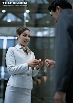 公司内双手递出名片的商务女性