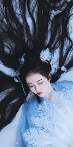 壁纸 | 让你一秒心动的汉服小姐姐是什么样子的？ : 一见倾心系列第四十三期【汉服篇】视频对应的手机壁纸。\x0a如果你喜欢小姐姐请关注她们的微博哦，如果你想拍出一样漂亮的照片记得勾搭摄影哦。