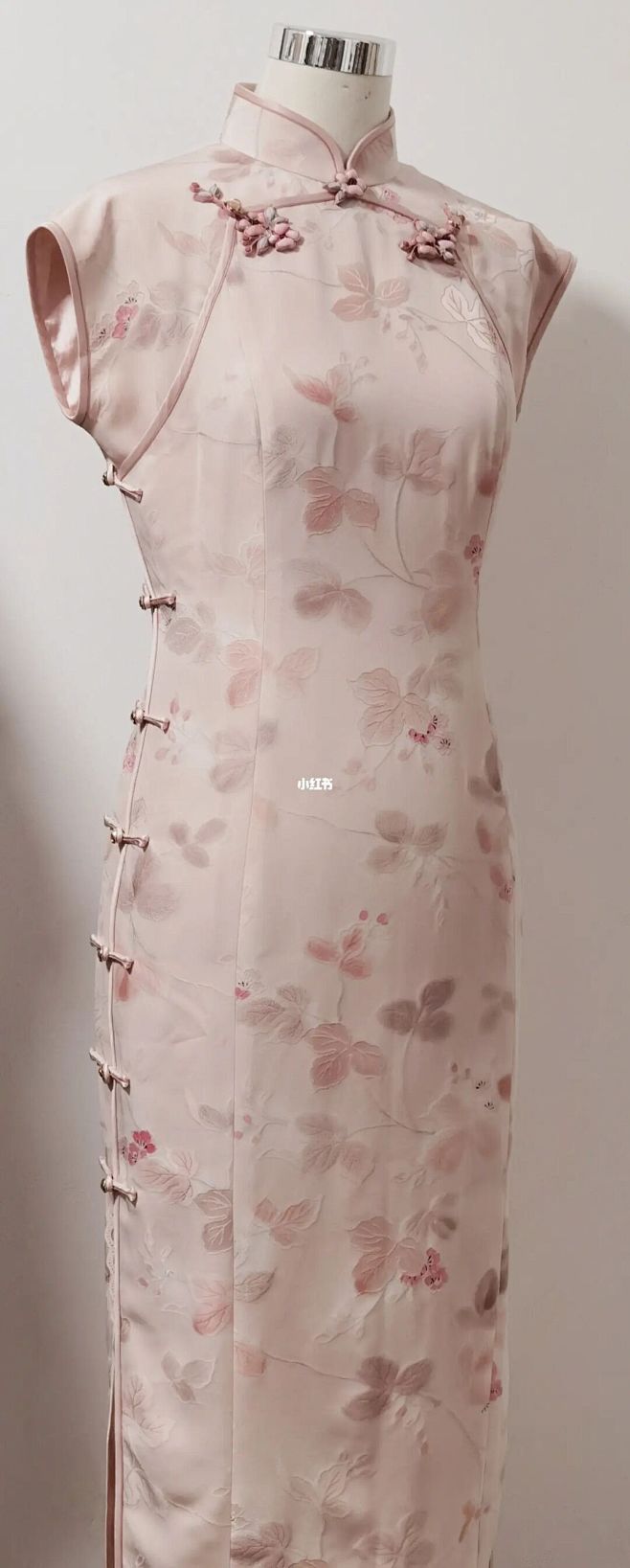 【织花葡萄叶婚服】 : 一件来料正绢旗袍，和服改衣。用于婚服礼服。 材质：正绢 里衬：真丝 款式：立裁 工艺：一绲一嵌，活底摆，填芯花扣，归拔 ...