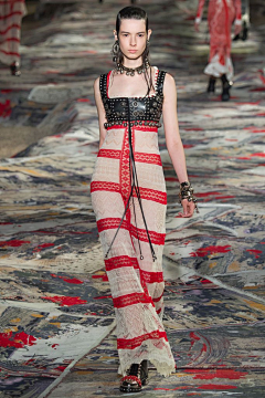 SIRMARTIN采集到【时尚2017】Alexander McQueen 2017春夏
