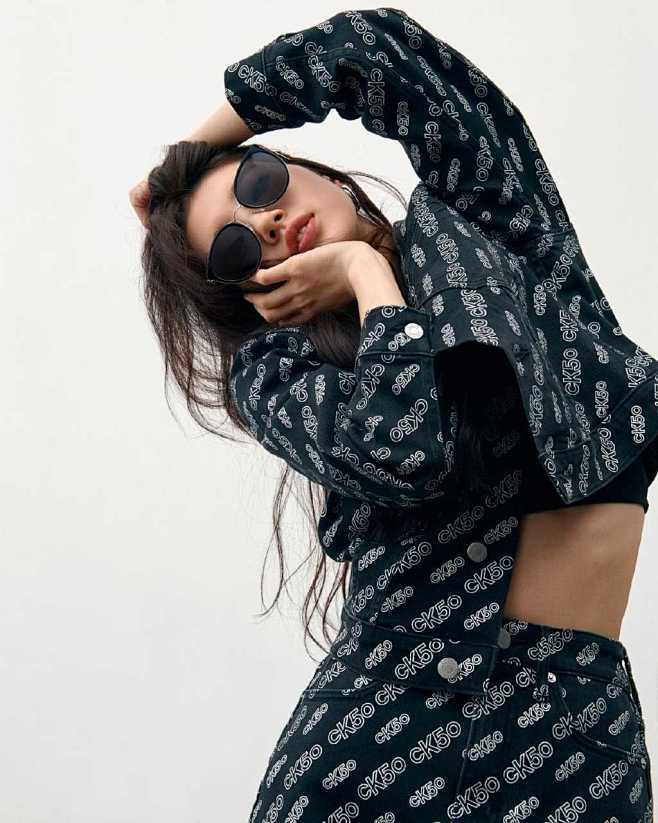 裴秀智 Suzy
CARIN
