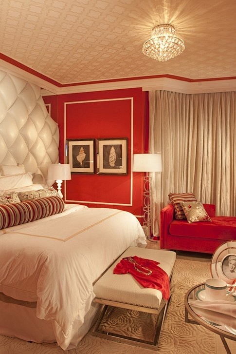 欧式卧室红色墙装修白色吊顶效果图