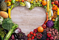 食物摄影的不同种类的水果和木制的桌子上的蔬菜制成的心