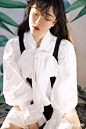 白皙娇美的卷发美女写真
