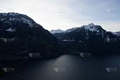 从一个叫Marienhöhe的悬崖顶上俯瞰卢塞恩湖的美景。这是你见过的最壮观的日出之一。瑞士阿尔卑斯