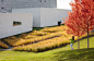 沃克艺术中心 Walker Art Center / Inside Outside + HGA :   Inside Outside + HGA: 沃克艺术中心是美国顶尖的当代艺术机构之一。新的Wurtele Upper花园是重新定义博物馆主入口、加强与明尼阿波利斯雕塑花园的关系以及创建沃克艺术中心校园这个更大愿景的设计的一部分。植被的覆盖和连接它们的路径增强了入...