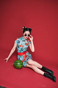 西瓜创意旗袍国潮美女摄影图