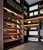 Gliss Master Walk-in closets - Molteni : Gliss Master, in the sophisticated version without doors, becomes an accessorised walk-in closet that can be set up in linear and corner solutions.