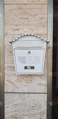 白色金属老式邮箱，用钥匙封住