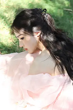 八音盒少女会呼吸的光和会跳舞的头发丝～ 风吹起的裙摆和吹拂过的头发丝 拨动着我跳动的心。 夏日里的氛围感太美好了！ 逆光拍照！就能拍到头发丝啦！ ‍♀️ @imTaytay  6D2 #用镜头捕捉初夏 #柳州拍照 #来拍照了 #少女写真 #拍照 #拍照姿势 - 小红书