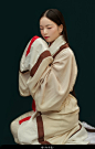 #诗画二十品# <br/>P1 @钟雁飞飞飞飞  <br/>P2 微笑女俑 <br/>彩绘塑衣式陶俑 <br/>西汉景阳帝陵陪葬墓出土<br/>照片出自@宅宋喵