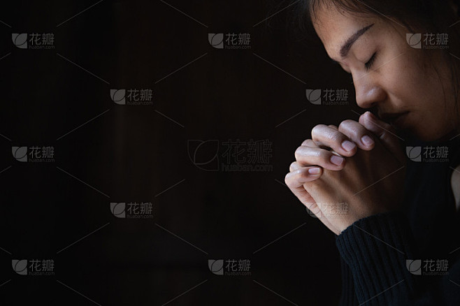 基督教妇女祷告崇拜。双手合十祈祷，敬拜神。素材-花瓣网
