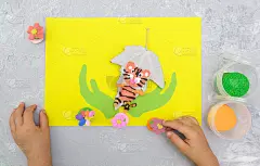 孩子用橡皮泥做了老虎，用纸和天然树叶做了卡片。保护环境，拯救地球，拯救动物