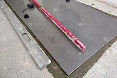 瓷砖和瓦工工具。地砖安装。家居装修、翻新——瓷砖地坪胶粘剂、砂浆、水平面