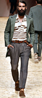 针织服装设计大师Missoni的最新系列注重全新的生产工艺，纳入梭织外衣。雨衣外套和休闲Parka大衣搭配带有非洲风格图案的轻薄透明开襟羊毛衫、亚麻衬衫和亨利衫。