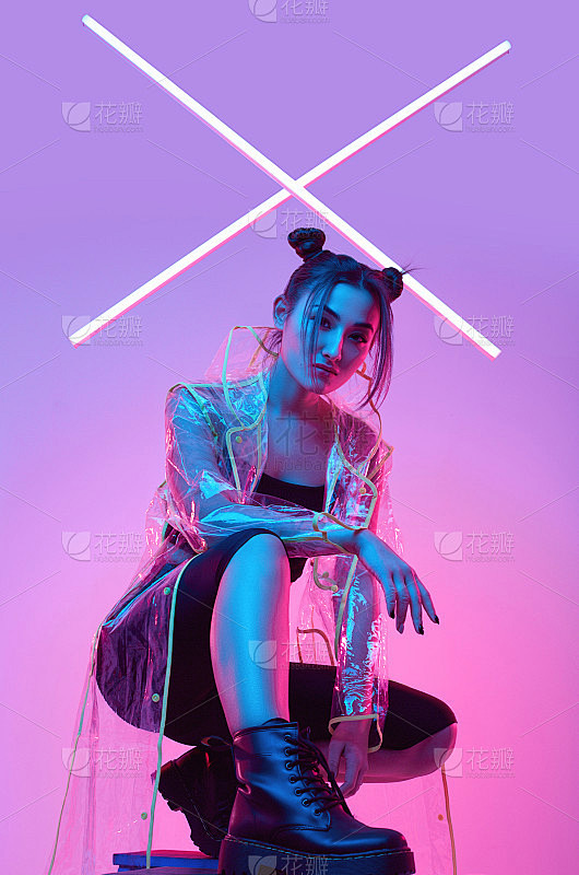 优雅美丽的女子穿着一件时尚的雨衣，周围五...
