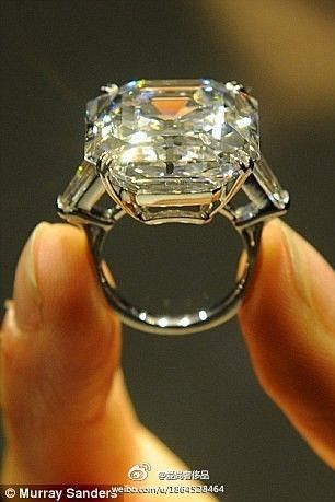 伊丽莎白·泰勒33.19克拉的纯色钻石戒...