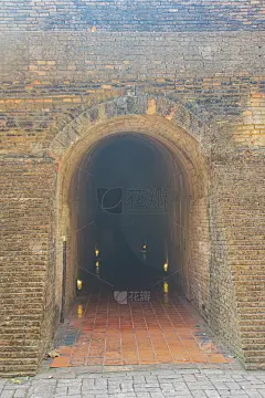 位于泰国清迈的乌蒙Suan Puthatham寺，有700年历史。据推测，这些隧道是1297年由曼格
