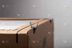 纸箱角的活页夹闭合