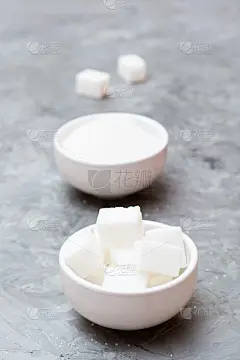 与砂糖相比，精制糖的概念优势。桌上的白碗里放着两种糖