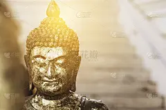 有阳光的金色佛像，用于佛教的护身符。佛教在中国、日本和东南亚都很流行。复制空间概念。