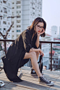 女人穿着黑色蕾丝上衣的照片 · 免费素材图片 _---微商海报大概用的上_T202288 #率叶插件，让花瓣网更好用_http://ly.jiuxihuan.net/?yqr=undefined#