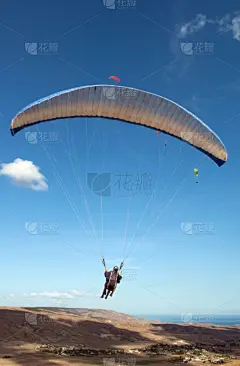 高崖跳伞,天空,拖引式降落伞运动,一前一后,降落伞运动,降落伞,垂直画幅,风,半空中,陆用车