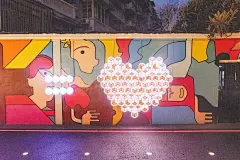 对于猛追湾的打造，古得秉持着将潮流元素与人文情怀结合的理念，将成都本地充满市井气息的文化氛围与年轻潮流的生活姿态相融合，从仿古建筑的解构、霓虹亮化的妆点等多个方面重塑这条充满历史与记忆的街区，使其焕发新生。三千年的成都城，记忆中的猛追湾，就是这样经历繁华沉浮，一次次从时代的变迁中扎下根去，开出花来。