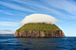Litla Dimun 岛位于英国北部海域，是法罗群岛(Faroe islands)18个岛中最小的岛，占地0.8平方公里，四周都是悬崖峭壁，小岛最高处是414米。