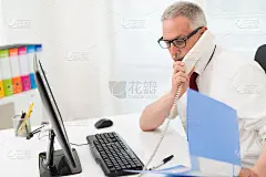 忙着打电话的商人
